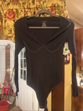 Ribbed V-Neck Long Sleeve Bodysuit in Black